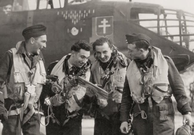 French bomber crew of the Lorrain squadron in England, 1944