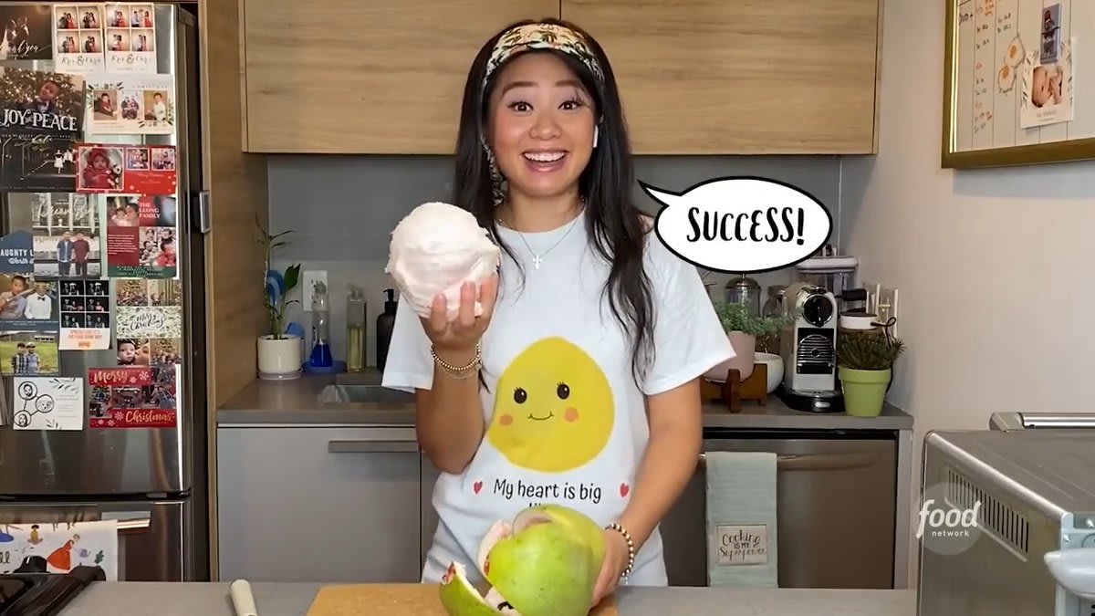 Learn how to peel and prep pomelo in time for the Mid-Autumn Festival ✨✨ Get @MissVivianWC's recipe for Mango Pomelo Sago: