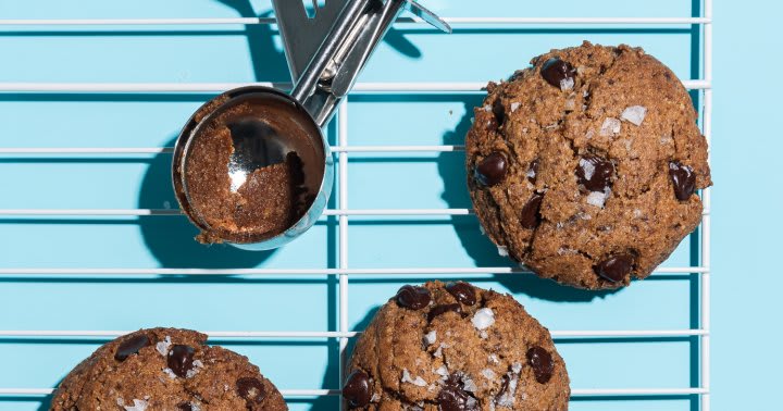 How To Make Paleo Chocolate Chip Cookie Dough (Yes, It's A Thing)