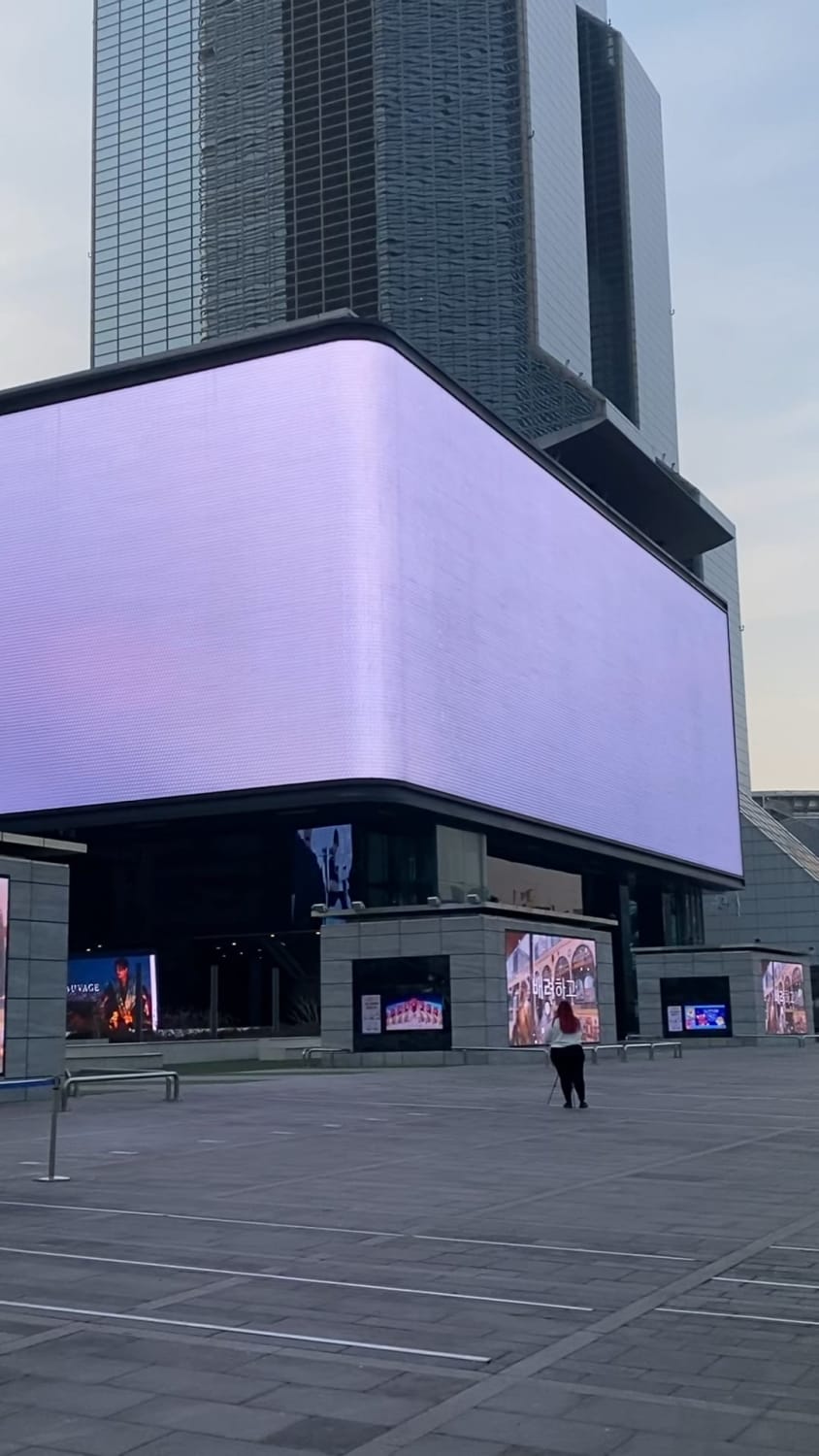 Found one of those “3D” curved LED billboards in Seoul, South Korea
