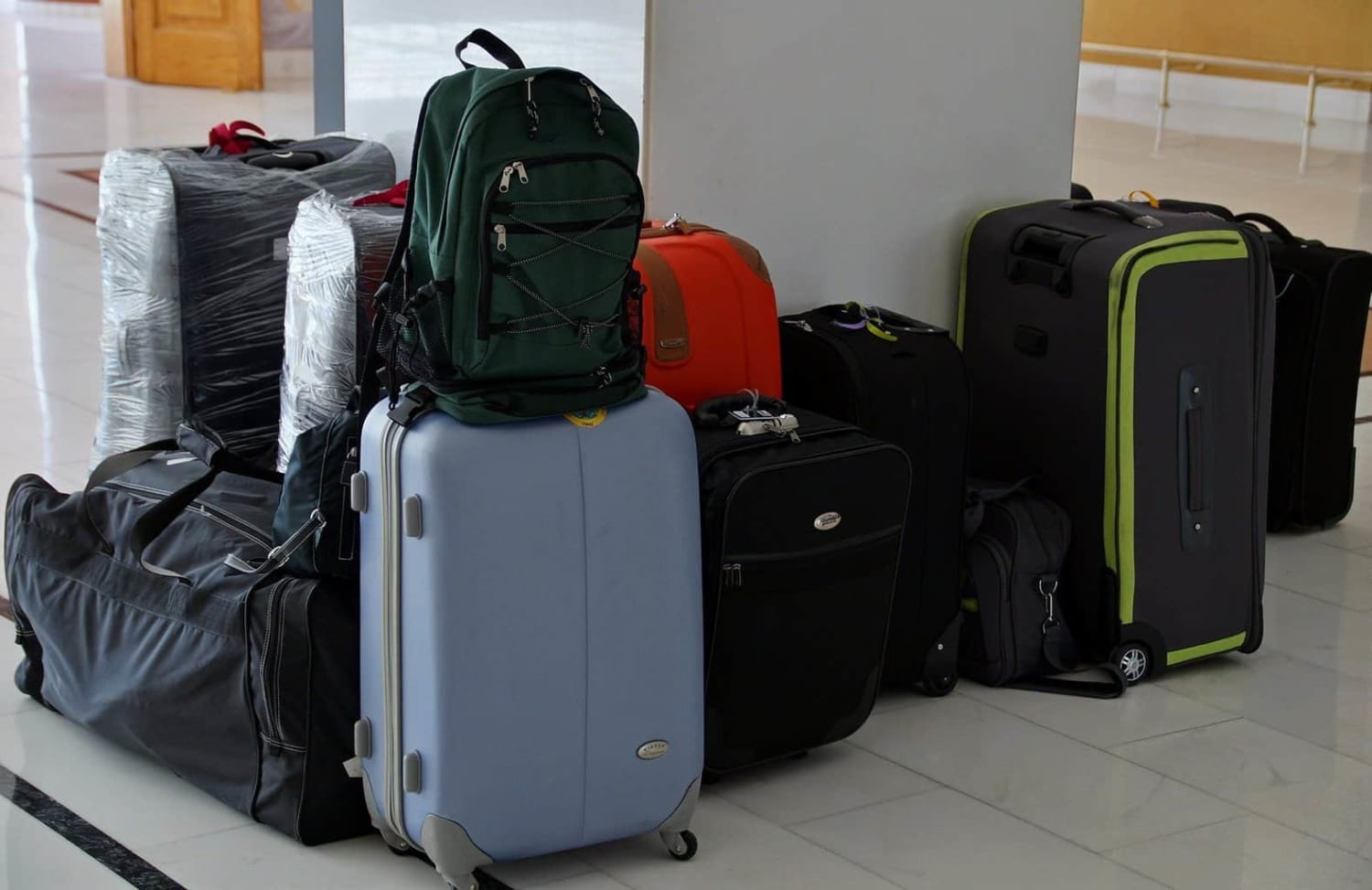 How to travel light but right regardless of where you travel to?