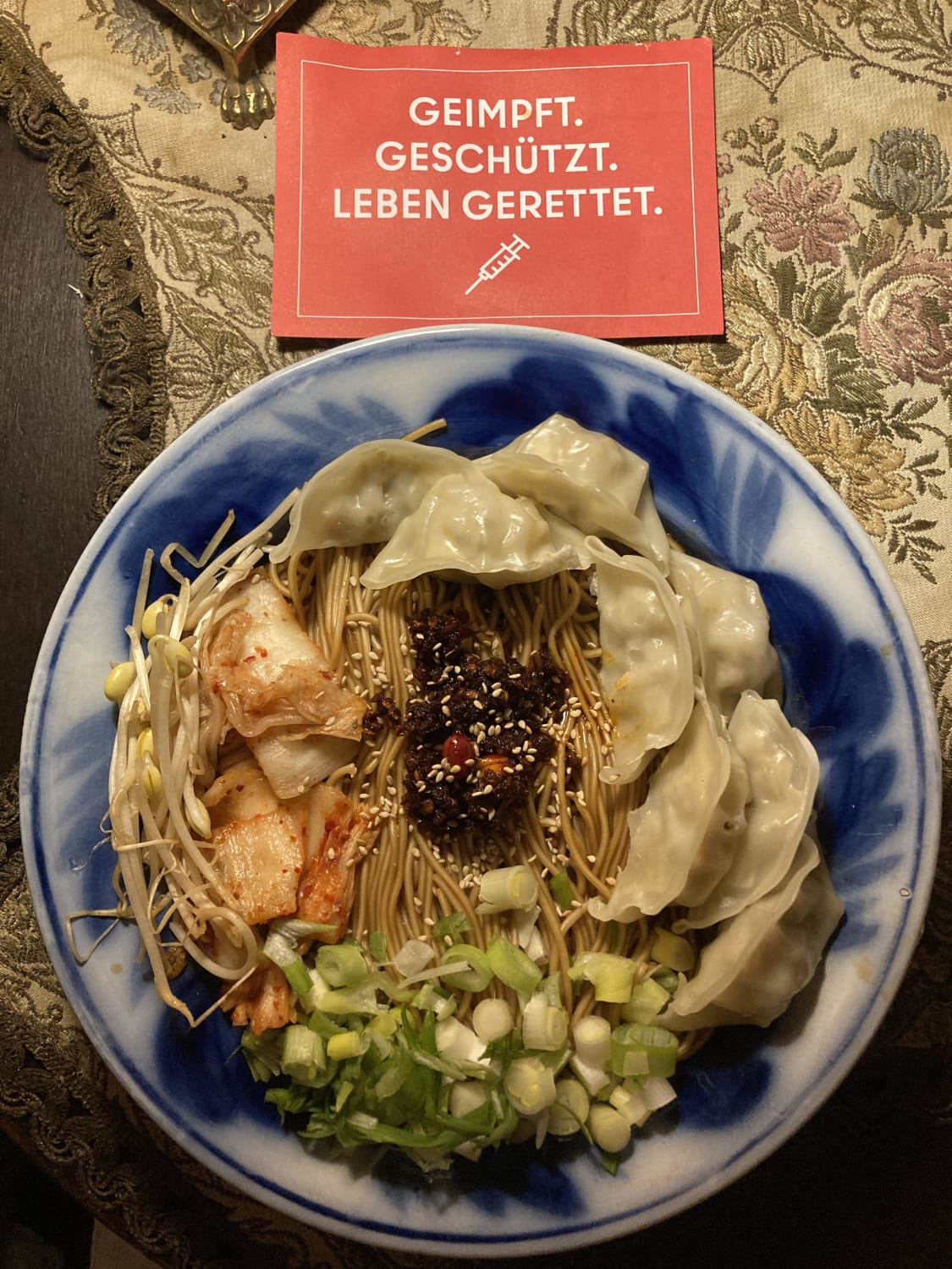 Greetings from Germany! At home feeling sick after my booster shot, so I quickly whipped up some ramen (broth: ginger+mushroom dark soy sauce+Soon veggie ramen seasoning packet) with various add-ons: (veggie dumplings, spring onions, kimchi, bean sprouts, sesame seeds, and Lao Gan Ma chili crisp) 😍