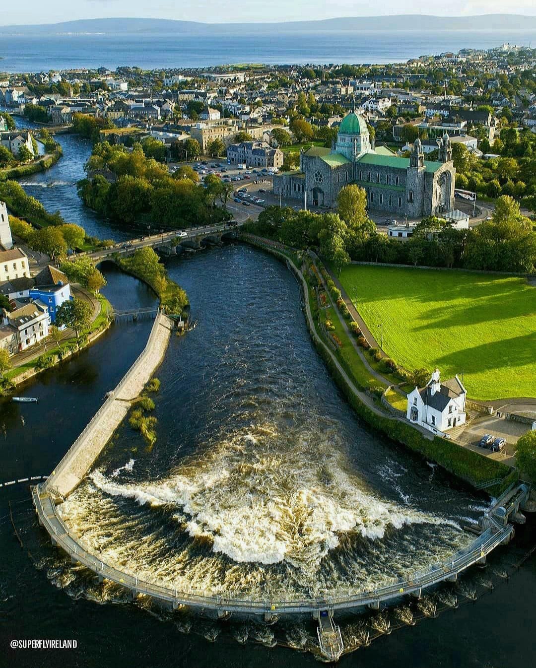 The River Corrib, Galway, Ireland. The fastest flowing city river in ...