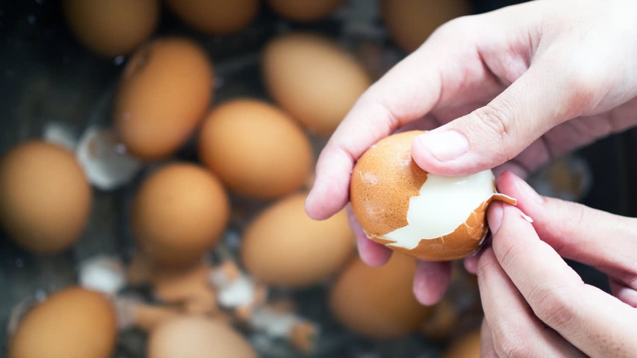 The Epic Hack to Peeling a Dozen Eggs in 104 Seconds