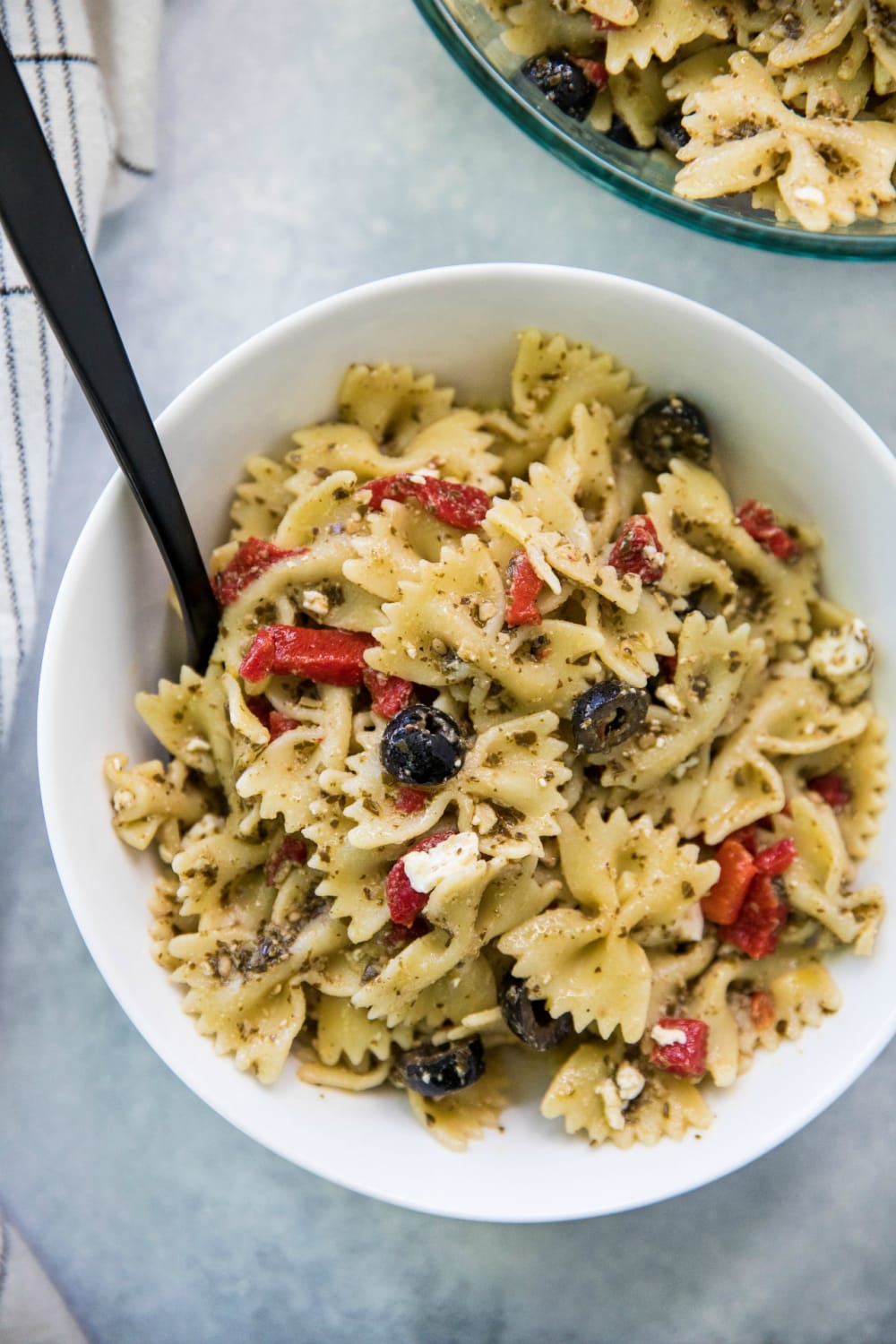 Only 5 ingredients & 15 minutes to make this easy pesto pasta salad!