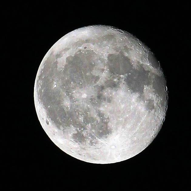A city in China wants to launch an 'artificial moon' into space