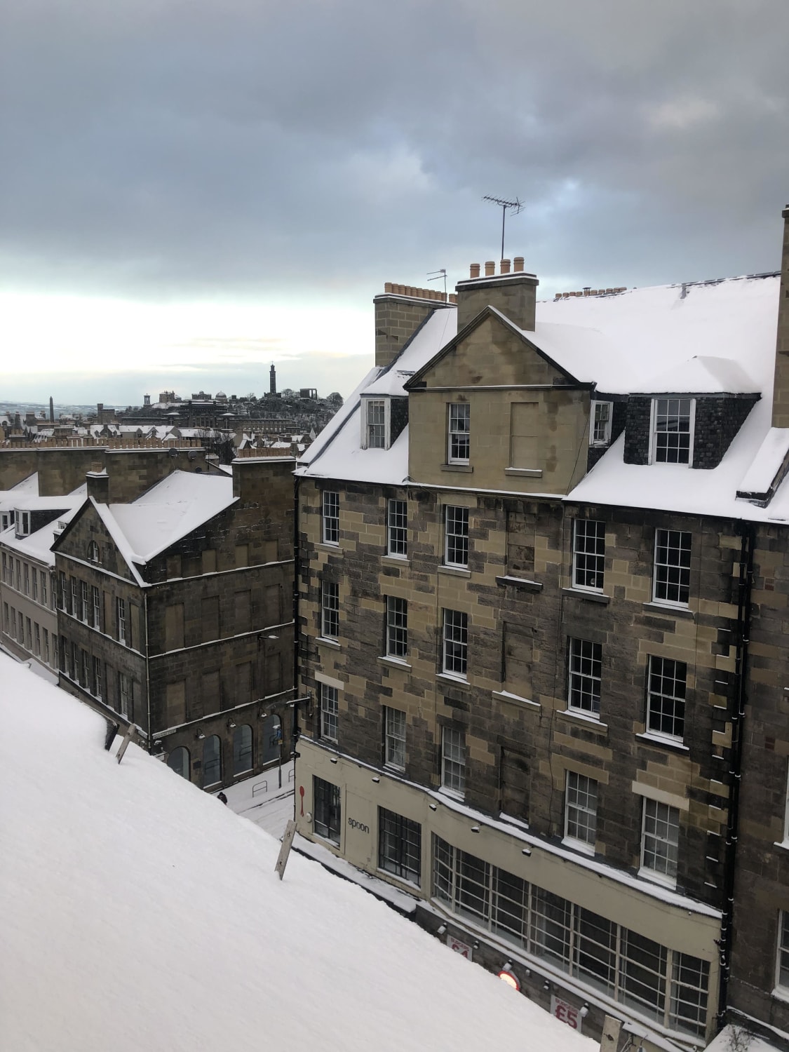 Snowy view of Edinburgh, Scotland (Photo credit to u/theologybitch)