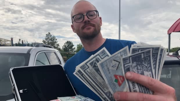 Only in Canada: Saskatoon man buys canoe with briefcase full of Canadian Tire cash