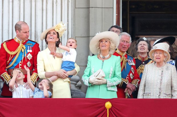 How did the royal family choose the name 'Windsor'?