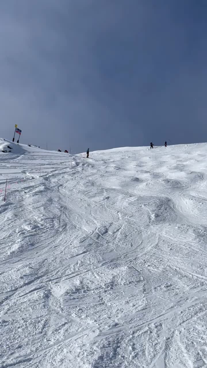 How’s my technique? Been skiing all my life but there is always room for improvement (I know, knees together... they drift over time 🙃). Bonus stellar balance at the end