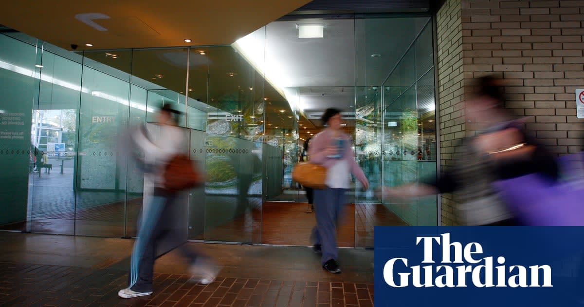 La Trobe University seeks lifeline from banks as seven institutions found to be at 'high financial risk'