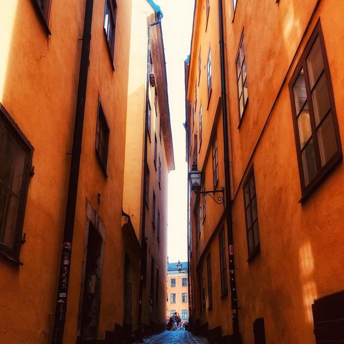 The town dates back to the 13th century, and consists of medieval alleyways, cobbled streets, and archaic architecture. North German architecture has had a strong influence in the Old Town's construction.