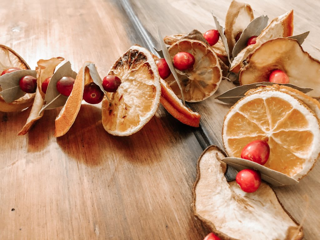 How to make a dried fruit garland