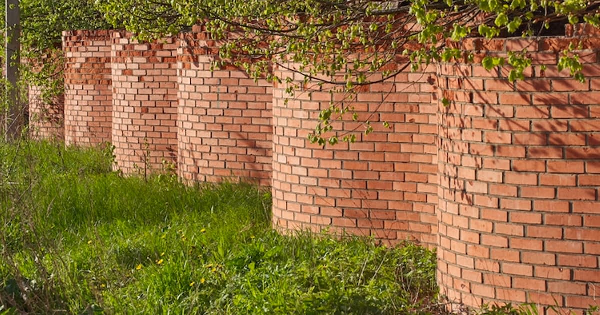 These Wavy Brick Walls Found Across England Use Fewer Bricks Than Straight Walls