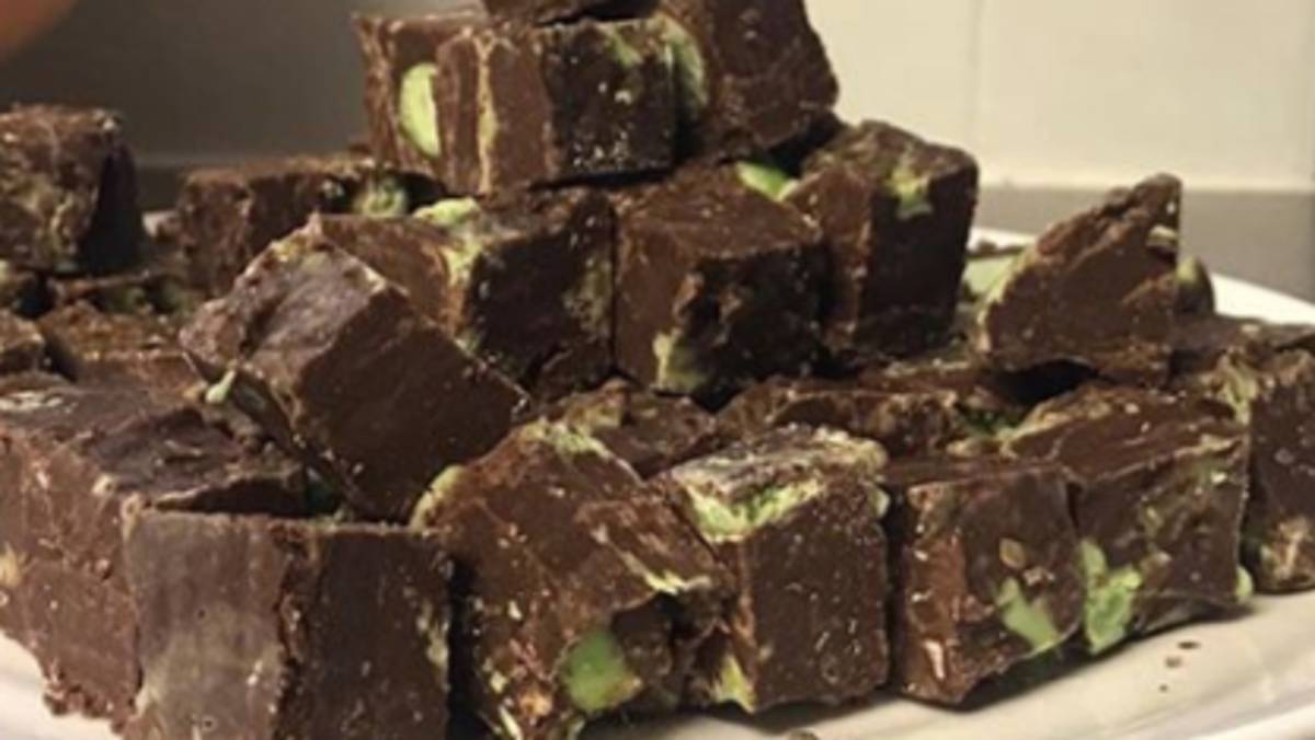 People Are Making Mint Aero Fudge And It Looks So Easy