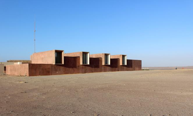 Barclay & Crousse delicately replaces old museum with red-pigmented volumes on Peruvian desert