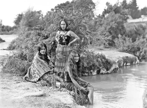 Native Maori women from New Zealand (circa 1910s-1930s)