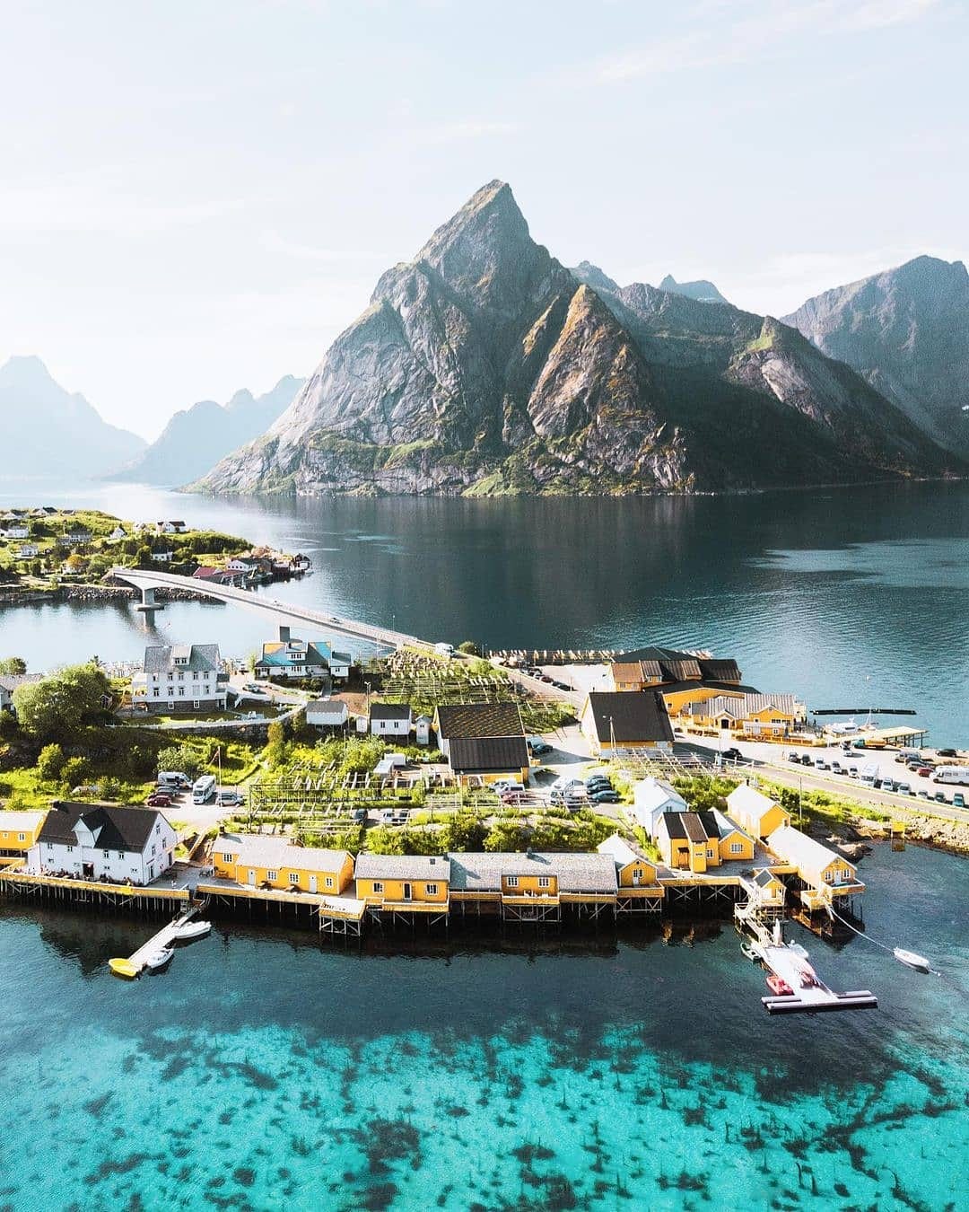 📍Lofoten is known for excellent fishing, nature attractions such as the northern lights and the midnight sun, and small villages off the beaten track. Kayak between the islands, go fishing for the catch of your life, or look for sea eagles soaring in the sky.