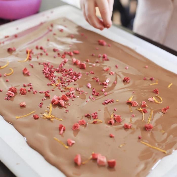Pretty chocolate bark for Christmas: perfect for making with the kids