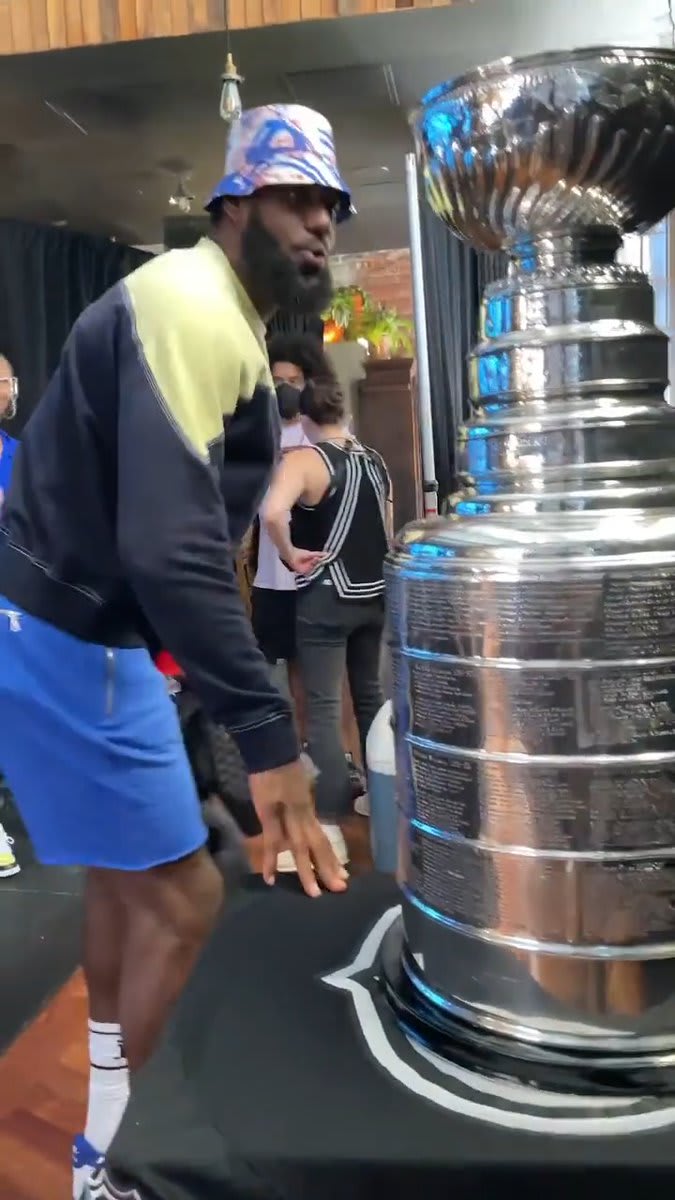 Even LeBron was in awe of the Stanley Cup 😯 @BR_OpenIce (via