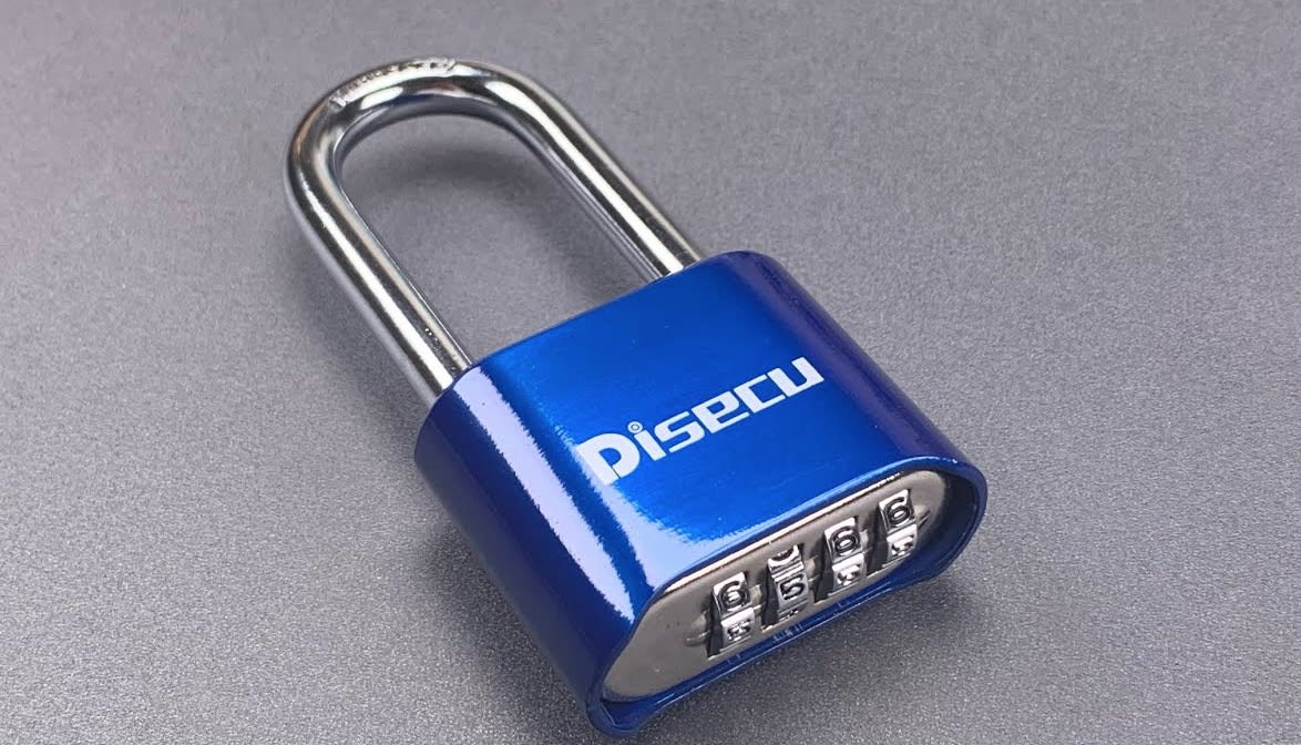 LockPicking Expert Solves This Combination Padlock In Two Seconds