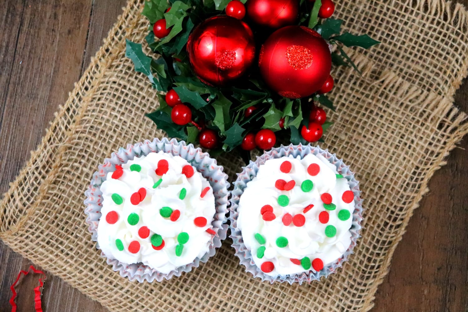 DIY Christmas Cupcake Bath Bombs with Soap Frosting!