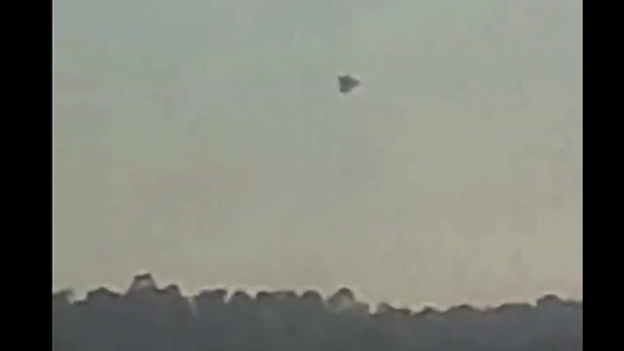 Coal miners witness and film large strange objects seemingly landing in a forest outside Middleton, Australia (2019)