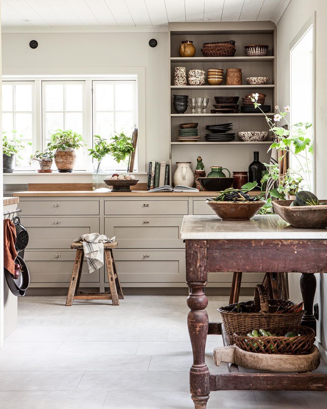 Marie Delice Karlsson on Instagram: “Vårt kök i @tidningenlantliv nu! Styling @helene_holmstedt Kök @snek_kok… | Cocinas casa de campo, Cocinas, Decoración de unas