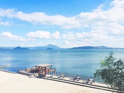 Enjoy a picturesque lakeside view at Club Balai Isabel