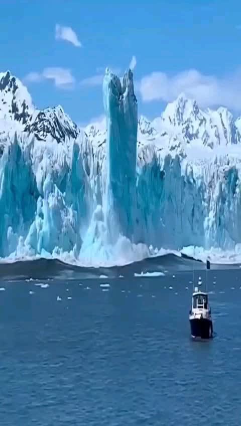 When the iceberg falls off the cliff, it sinks due to momentum, but because the density of iceberg is less and the seawater is heavier, the iceberg instantly resurfaces, floats to the surface and continues to rise upward, forming a pillar! Extremely rare capture!