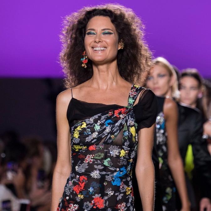 90s supermodel shalom harlow just closed versace