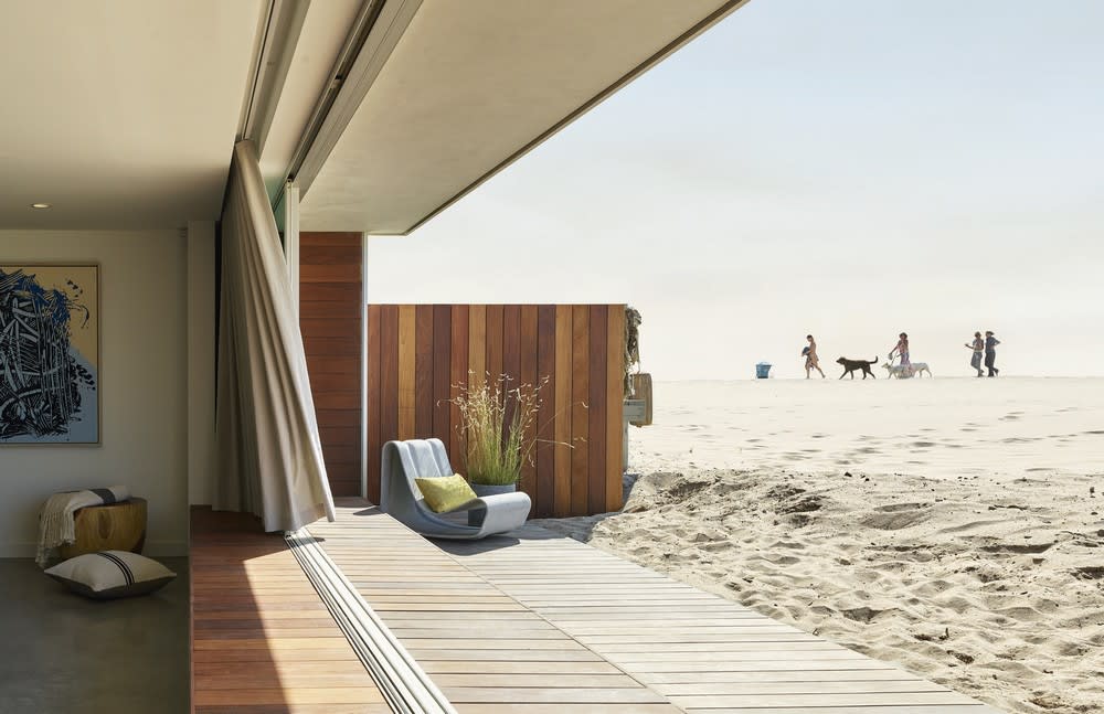 Oxnard Beach House in California, USA - e-architect
