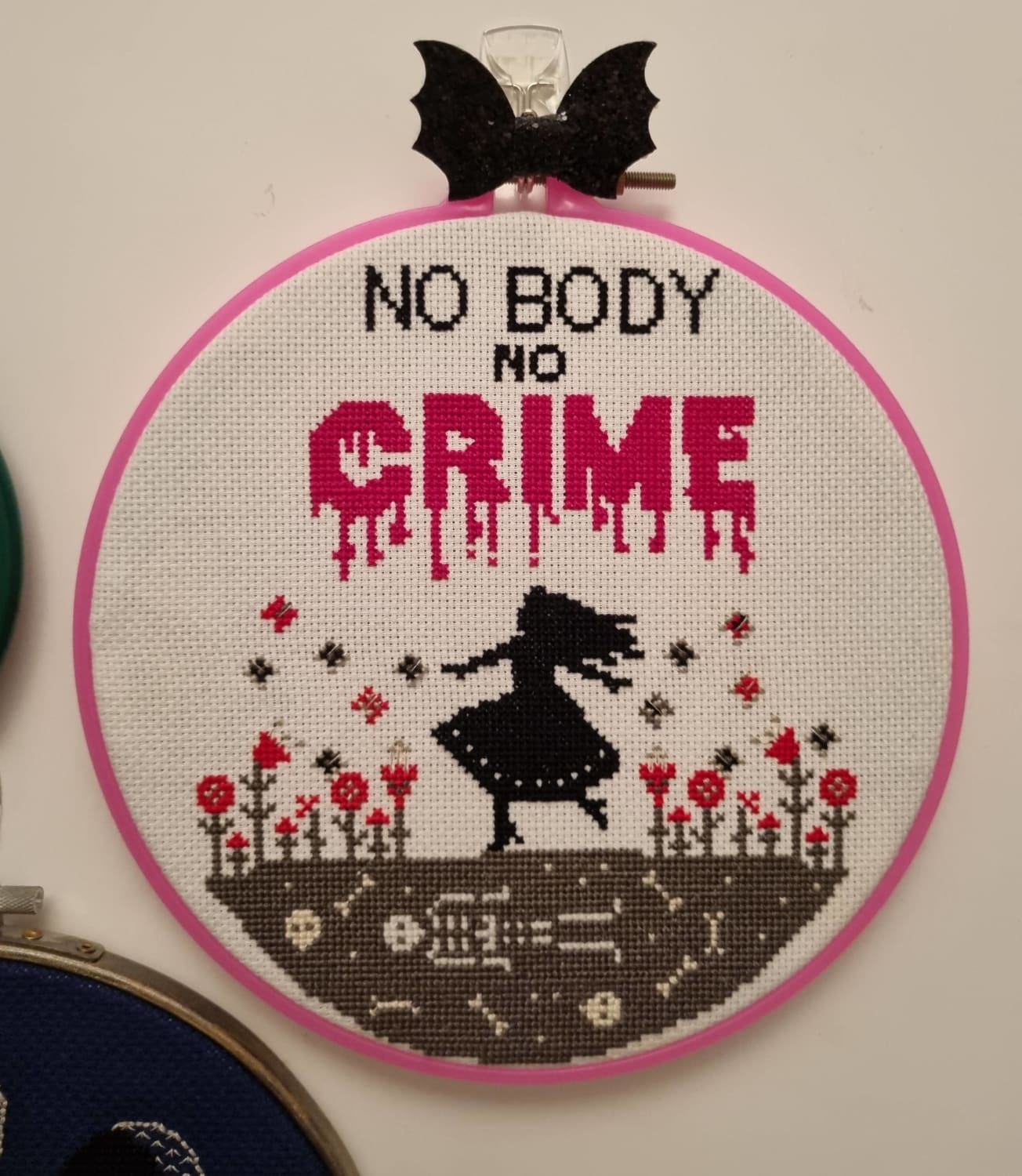 [FO] Finish on my halloween project. Cross Stitch: True Crime Edition.