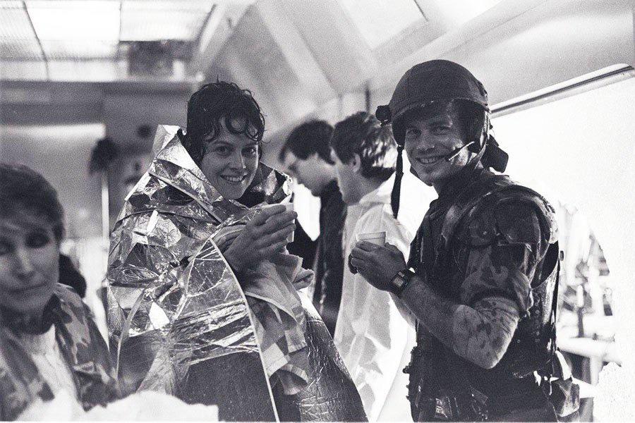 [1986] The late Bill Paxton and Sigourney Weaver enjoying a hot drink behind the scenes of Aliens.