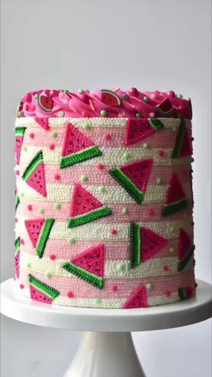 Losing our rind over how cute this watermelon cake is 🍉💕 (🎥: