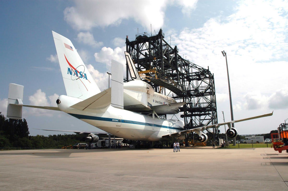 Today in 2012, Space Shuttle Discovery was mated to the top of NASA's Shuttle Carrier Aircraft (SCA) in the mate-demate device at @NASAKennedy in preparation for its flight to @Dulles_Airport to go on display at our Udvar-Hazy Center.