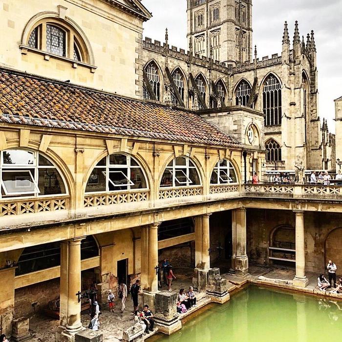 Discover England: the itinerary of Bath and Castle Combe.