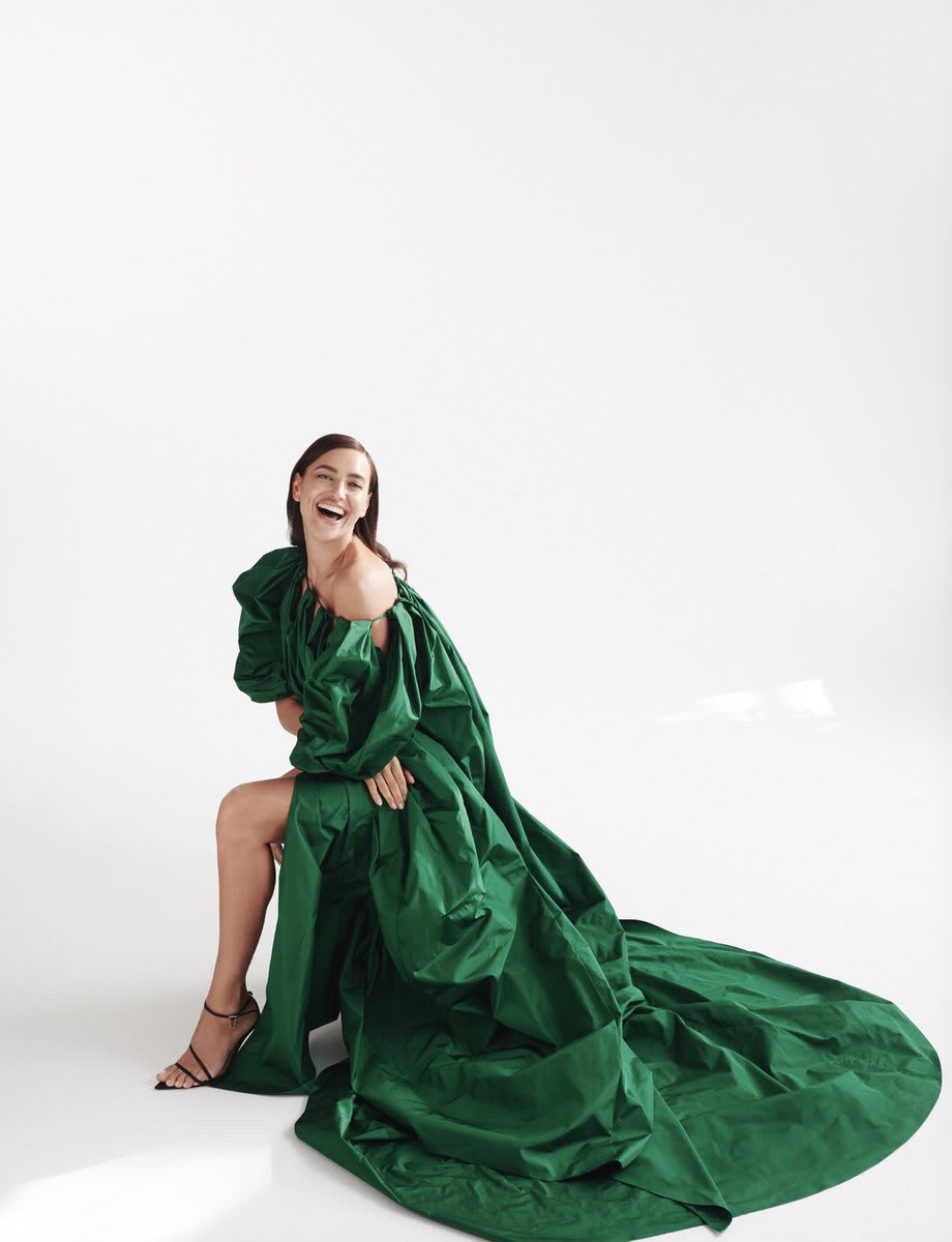 Taffeta reigns as the go-to for eveningwear, rendered in distinctly feminine, easy-to-wear caftans in saturated colors—perfectly suited to entertaining at home. odlrprefall2021 Discover the collection here: https://t.co/mZHQF8nQjI ⠀⠀⠀⠀⠀⠀⠀⠀⠀ Irina Shayk by Cass Bird