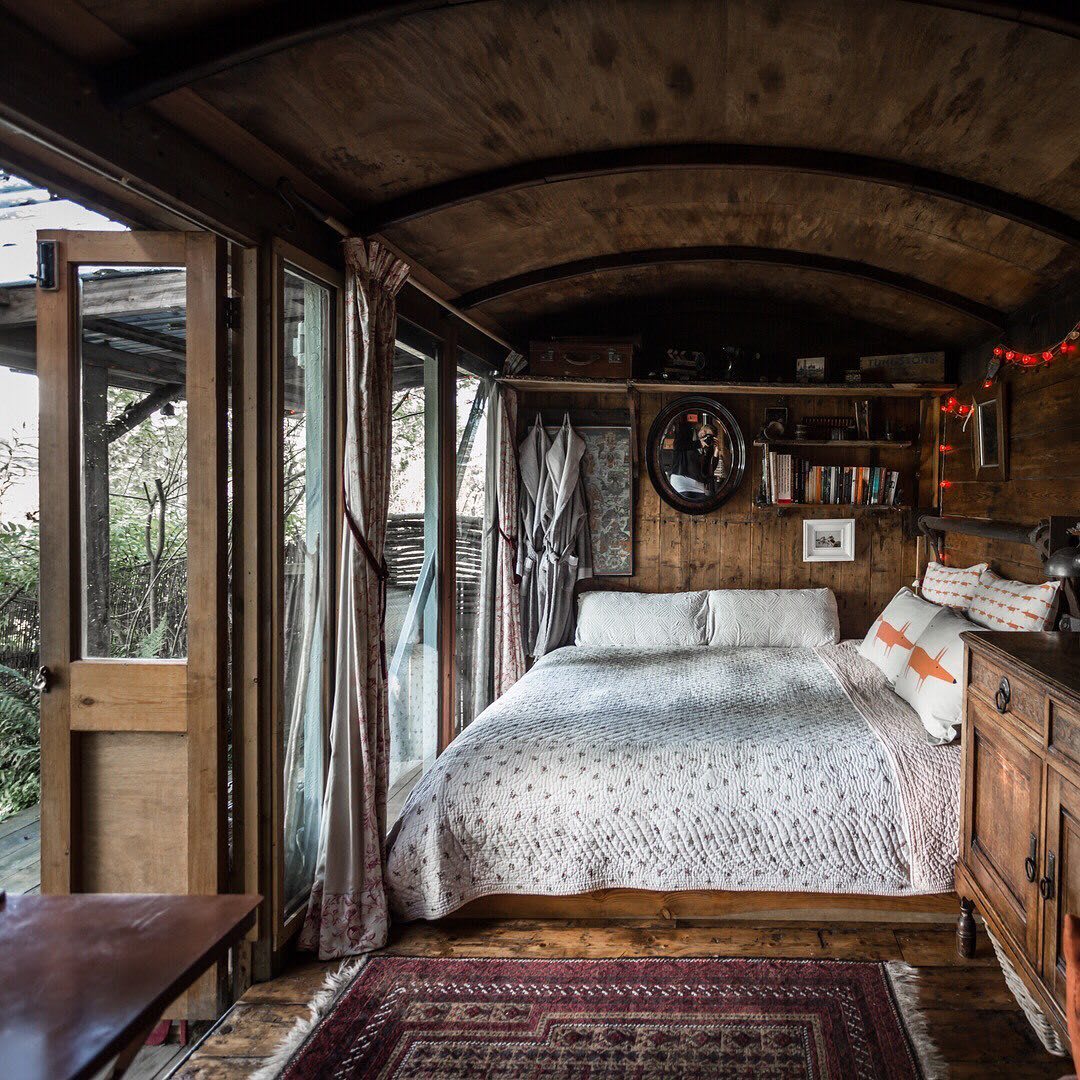 a pretty bedroom in a cabin