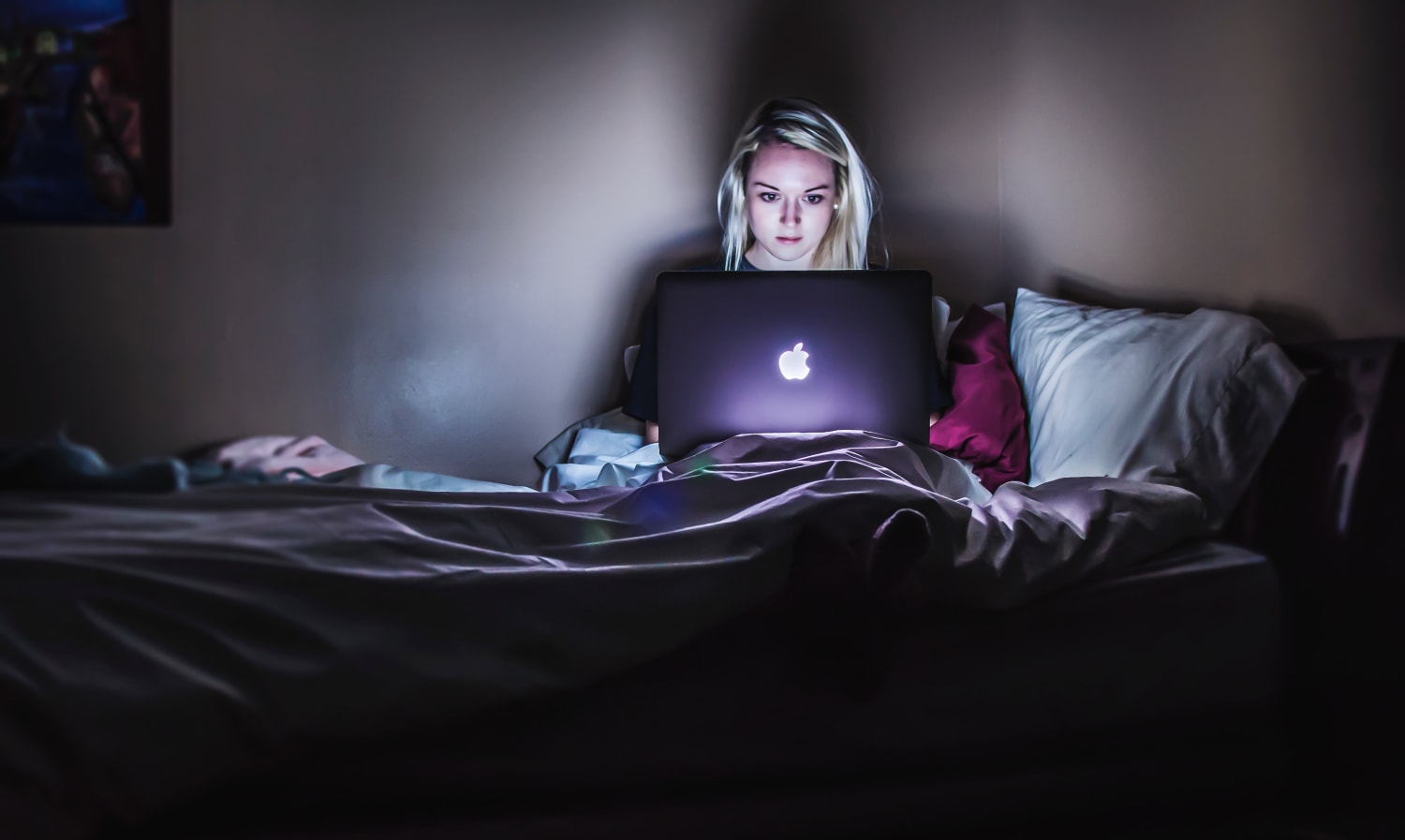 How does the use of electronic devices in the night ruin our sleep and health?