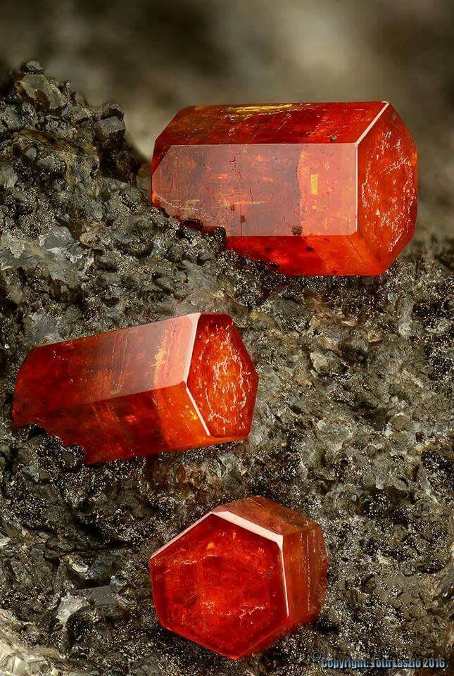 Vanadinite | Stones and crystals, Minerals and gemstones, Crystals minerals