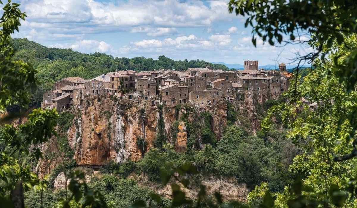How to visit the castled village of Calcata Italy, a place for artists and cats