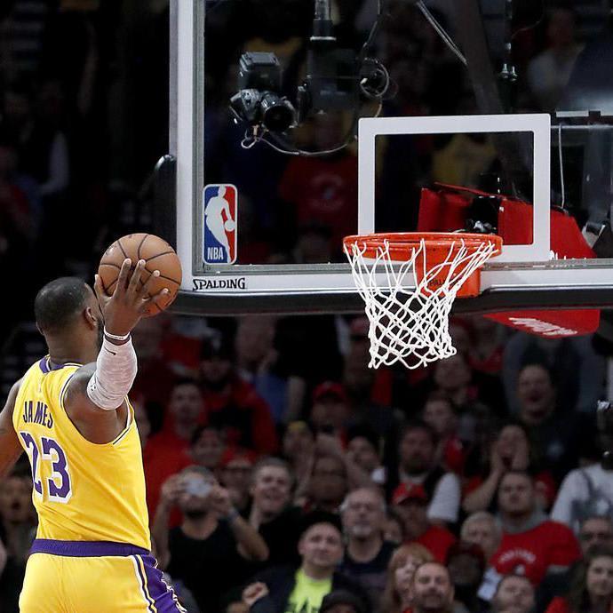 Live updates: Lakers trading the lead with Rockets late in second quarter