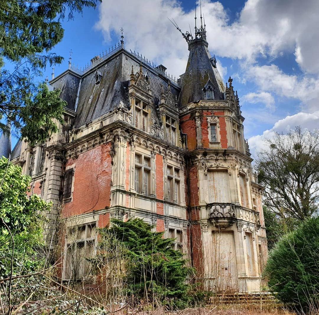 here is an abandoned castle, in a small village in France. 🇫🇷