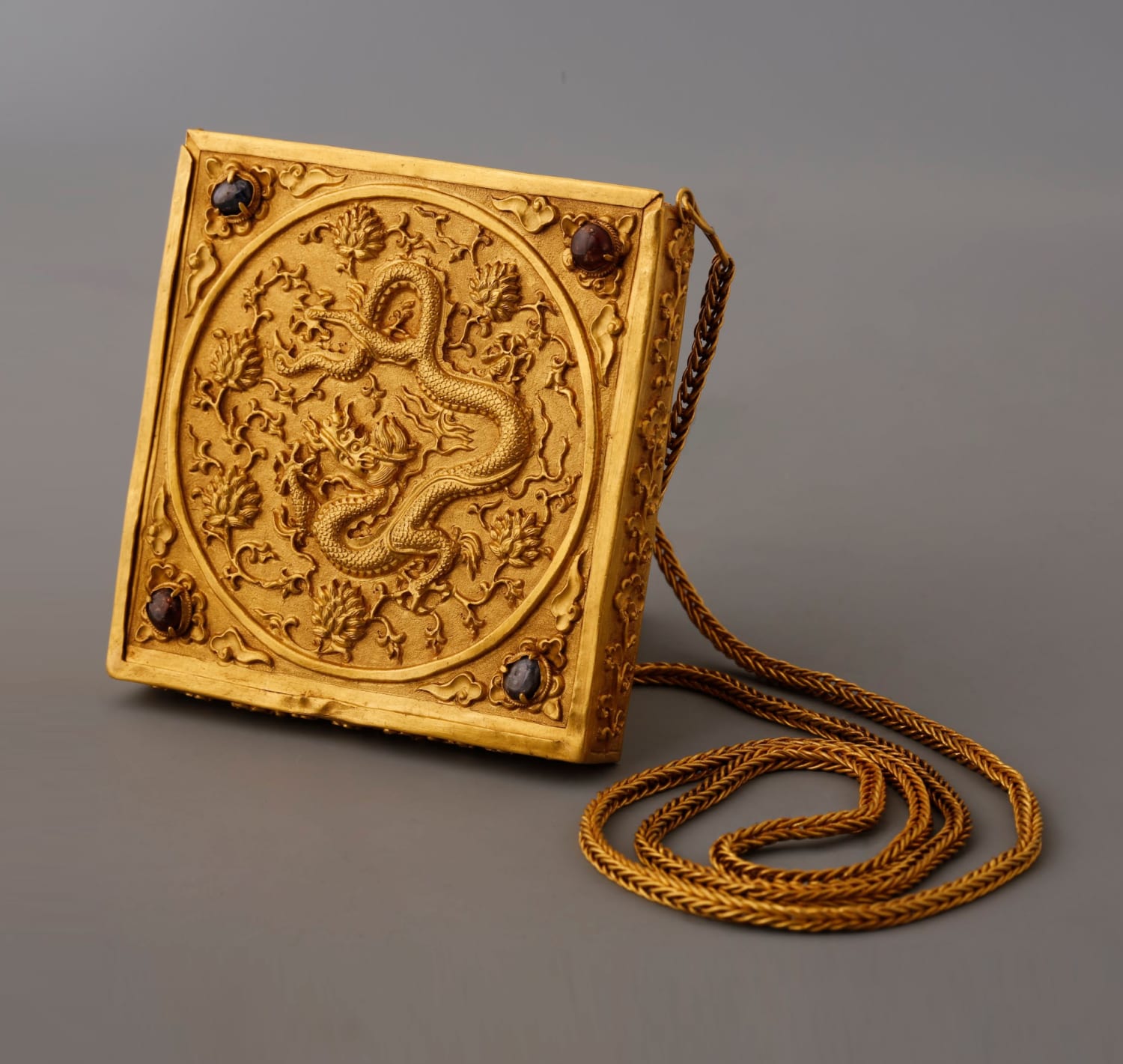 Flat gold box with gold chain. China, Ming Dynasty, around 1500