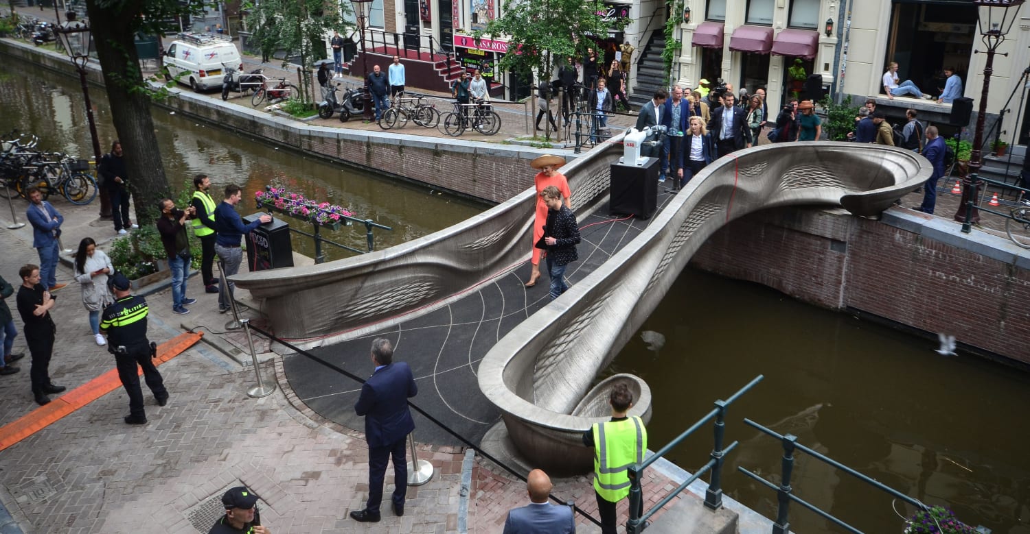 Amsterdam: Queen Máxima just opened a 3D-printed bridge. It's the world's first 3D-printed metal bridge, made with 1.1km/4.5 tons of stainless steel wire.