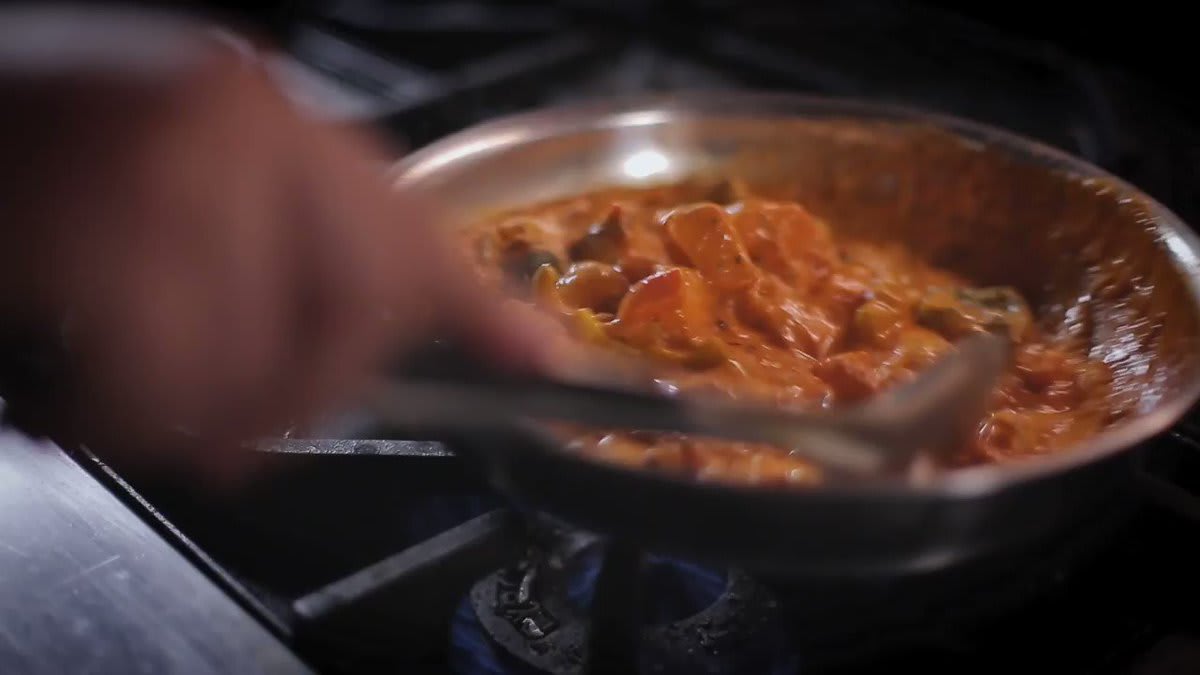 “I’m having anxiety right now about how to shovel it in fast enough, but not look like the first time a dog’s seen a bowl of food” –@guyfieri on the Chicken Tikka Masala from Tandoori Oven! It’s THAT good. DDD > Fridays at 9|8c