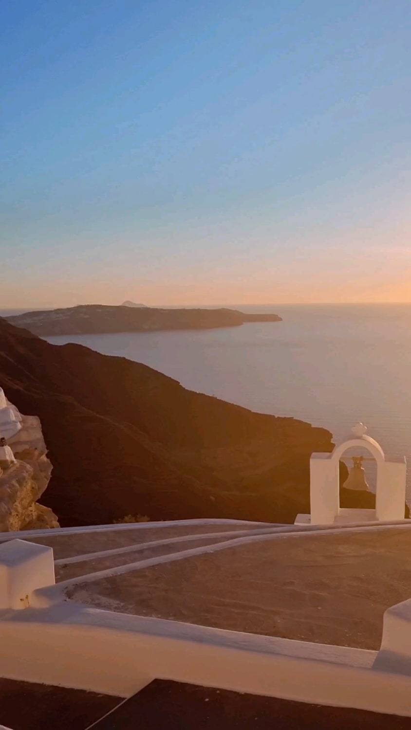 Santorini Sunsets🌇 This view point can be found outside Fira. If you pop in Petite Palace into your Google maps it will bring you right there🇬🇷