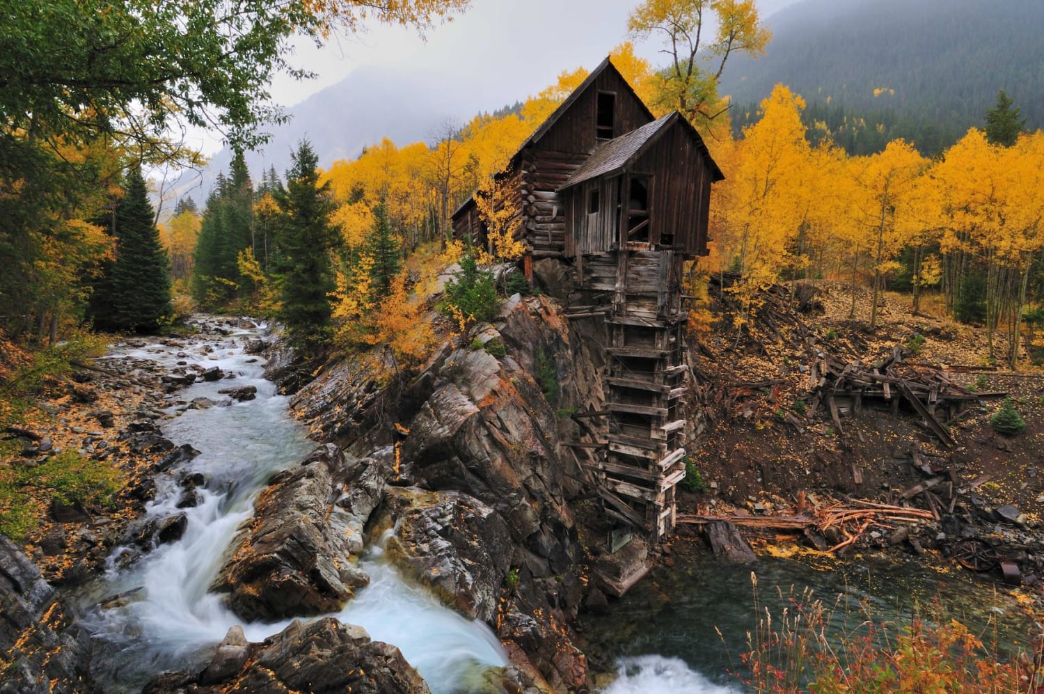 A picturesque abandoned mill in Colorado (the shot is from phuks. co)