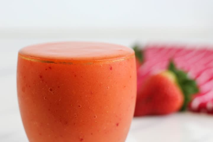 Strawberry Mango Smoothie - a great smoothie recipe to start the day